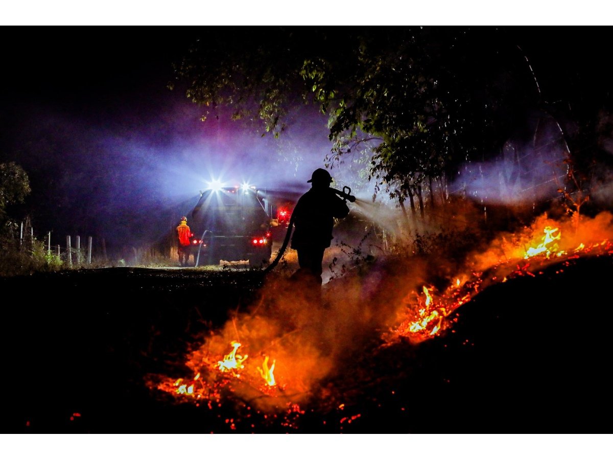 Bomberos atienden 16 incendios activos en diversas zonas de El Salvador durante la madrugada del jueves