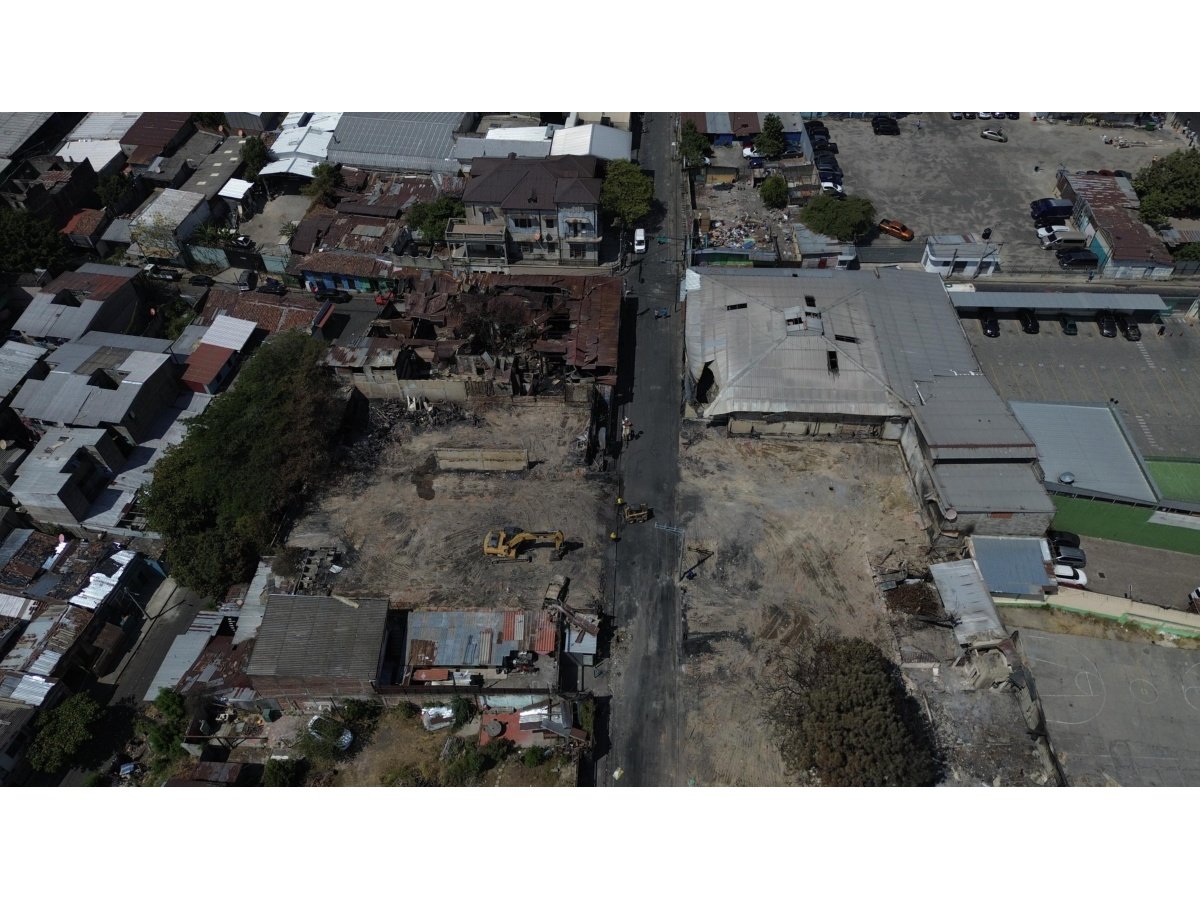 Incendio en el Centro de San Salvador deja cinco fallecidos y daños visibles en la zona afectada