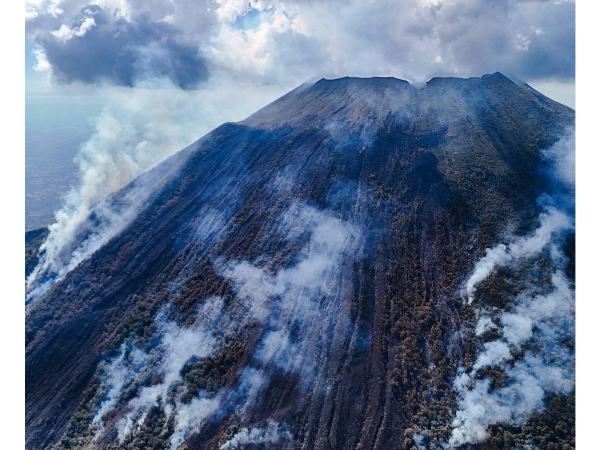 Incendio en volcán Chaparrastique consume 300 manzanas de vegetación en San Miguel