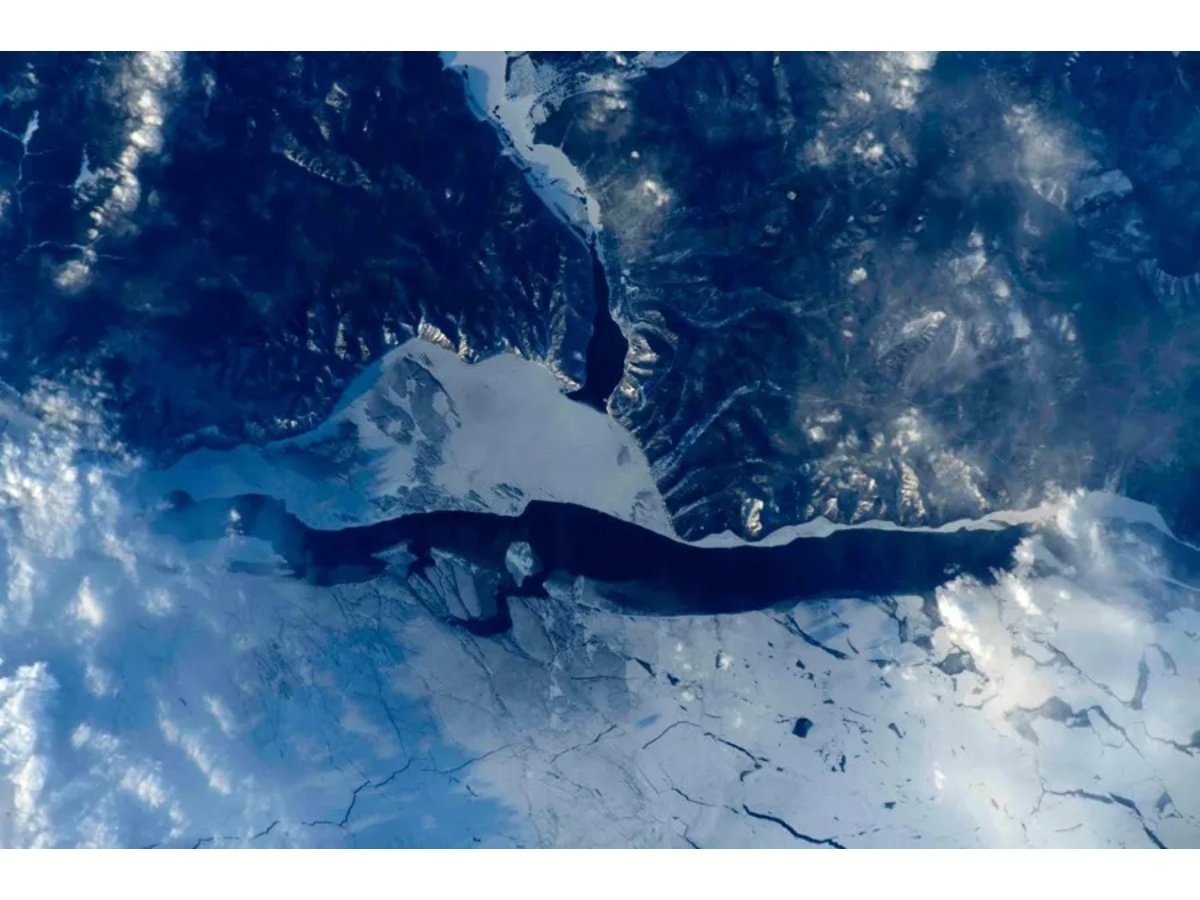 Microbús con turistas se hunde bajo el hielo del lago Baikal en Rusia: al menos ocho fallecidos