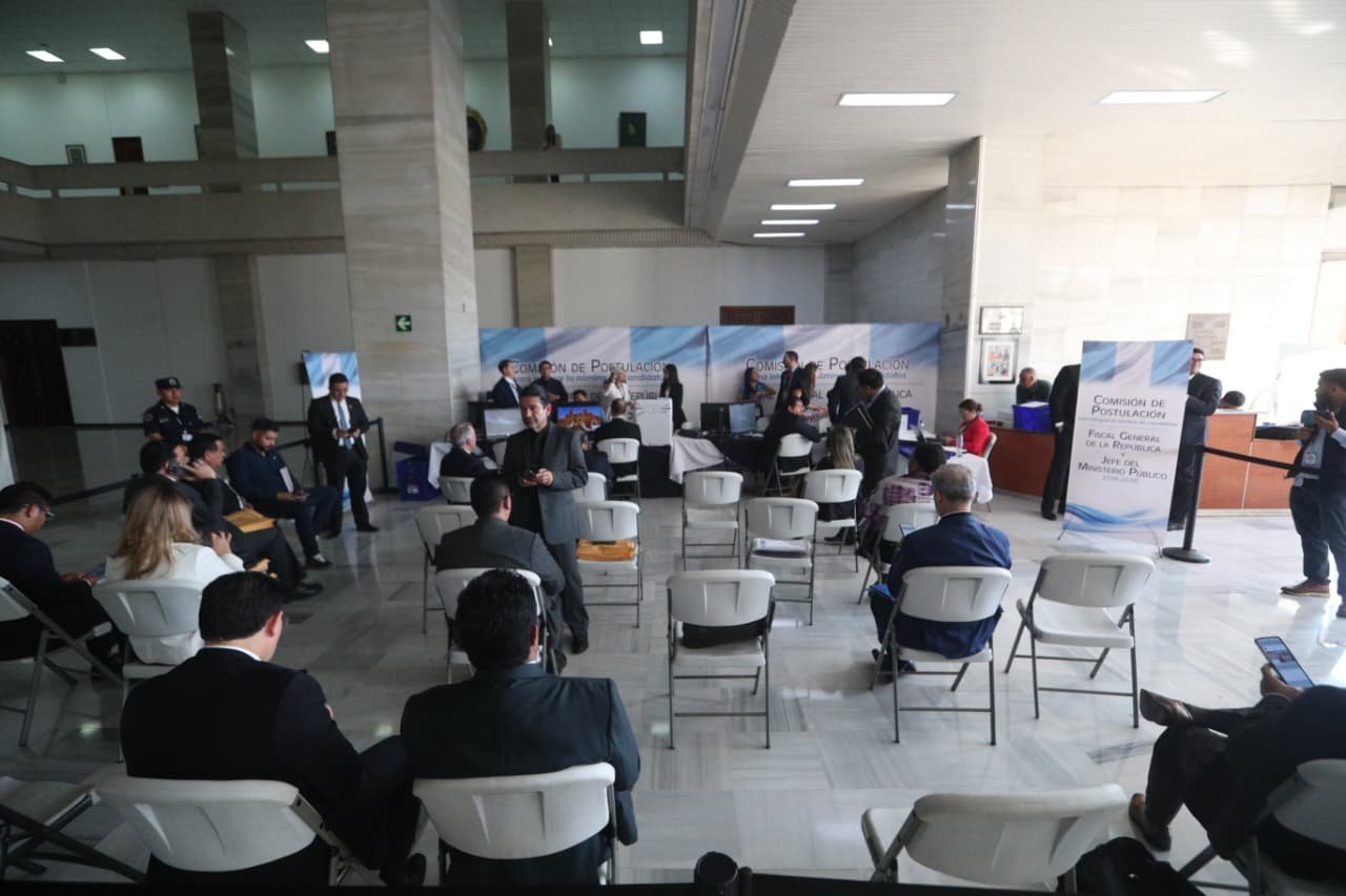 Más de 40 aspirantes presentan expedientes para fiscal general y jefe del MP en Guatemala