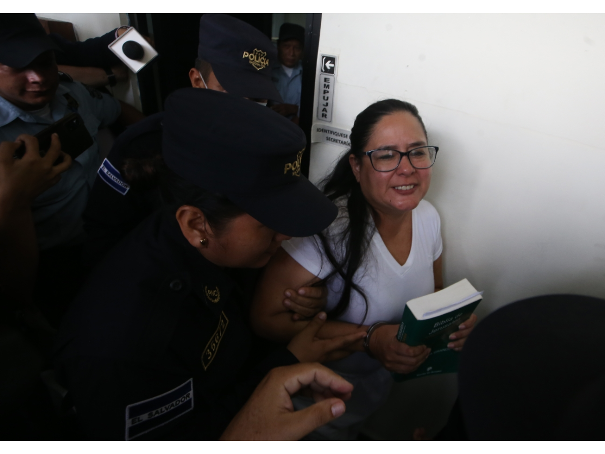 Ruth López recibe premio internacional por su lucha contra la corrupción en El Salvador