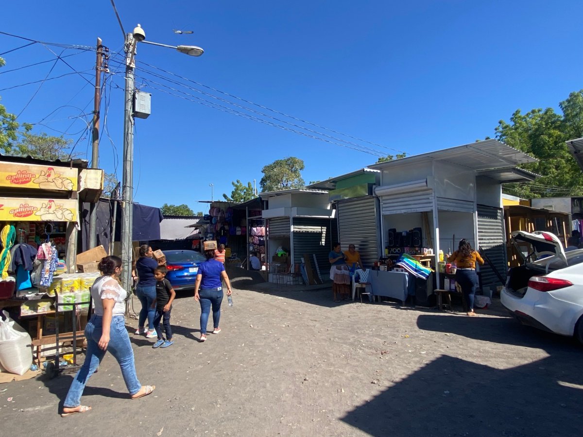 Alcaldía de San Miguel gestiona conexiones eléctricas para puestos provisionales en nuevo mercado