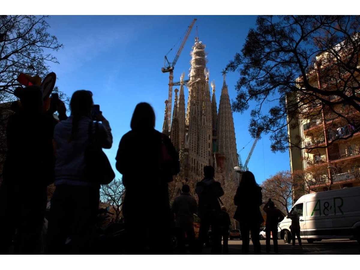 La Sagrada Familia alcanza su altura máxima de 172,5 metros tras instalar la cruz de la torre de Jesús