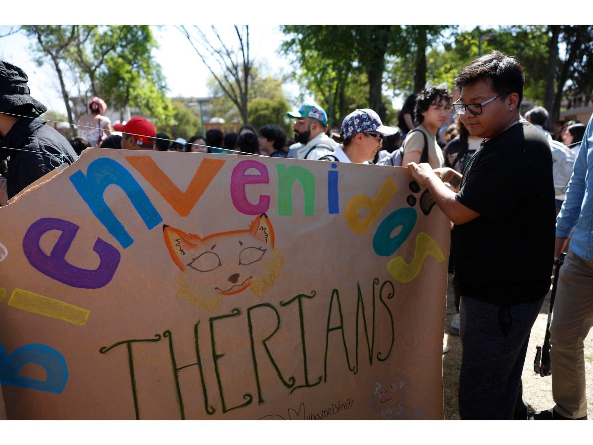 Fracasa primer evento público de \'therians\' en Ciudad de México por ausencia de participantes Fracasa primer evento público de \'therians\' en Ciudad de México por ausencia de participantes