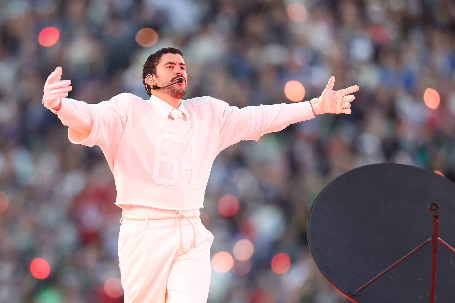Bad Bunny rinde homenaje a Willie Colón en el Super Bowl 2026 con su canción “NUEVAYoL” Bad Bunny rinde homenaje a Willie Colón en el Super Bowl 2026 con su canción “NUEVAYoL”