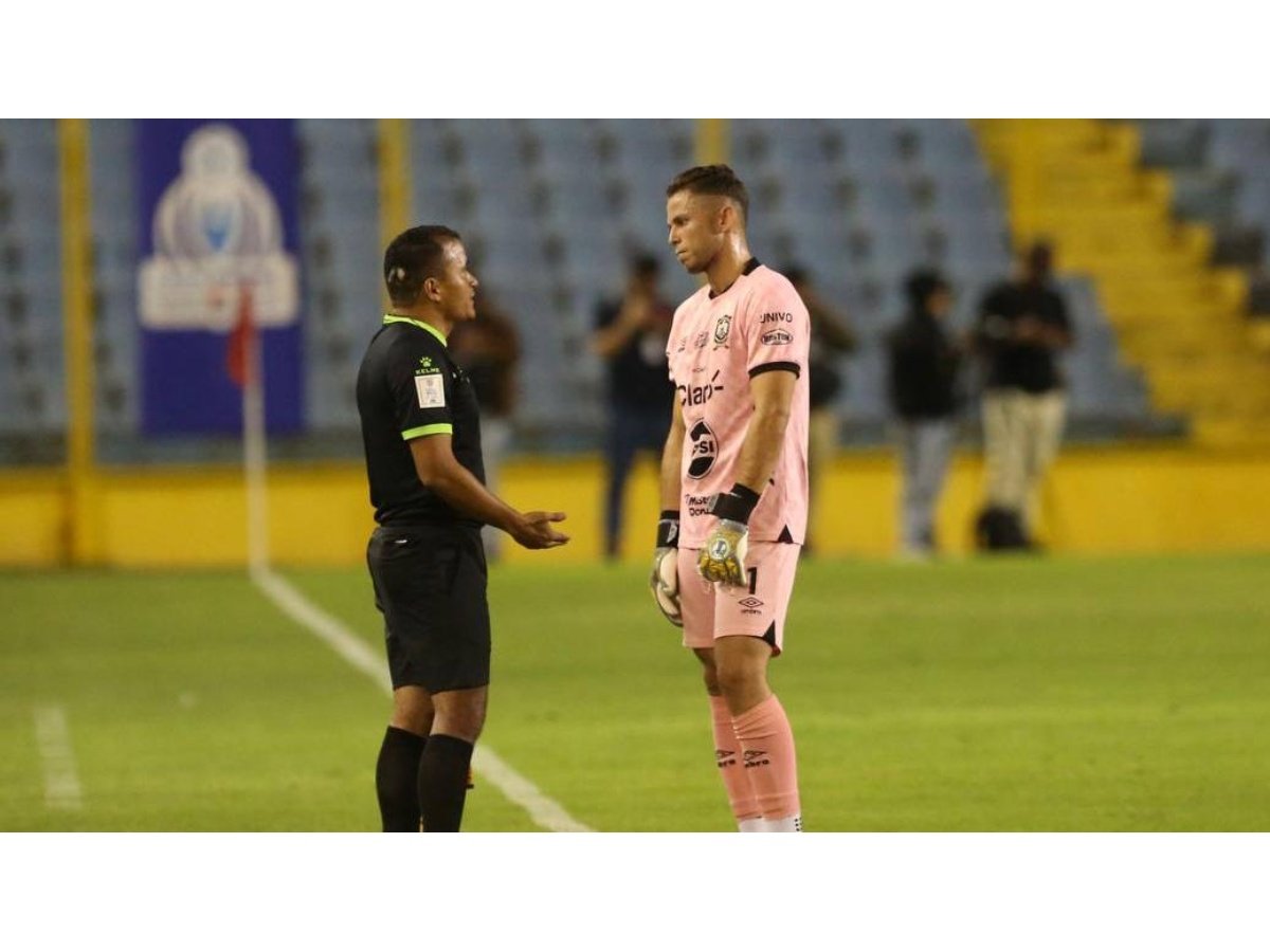 FESFUT mantiene sanción a portero del Águila pese a controversia arbitral en partido contra Alianza