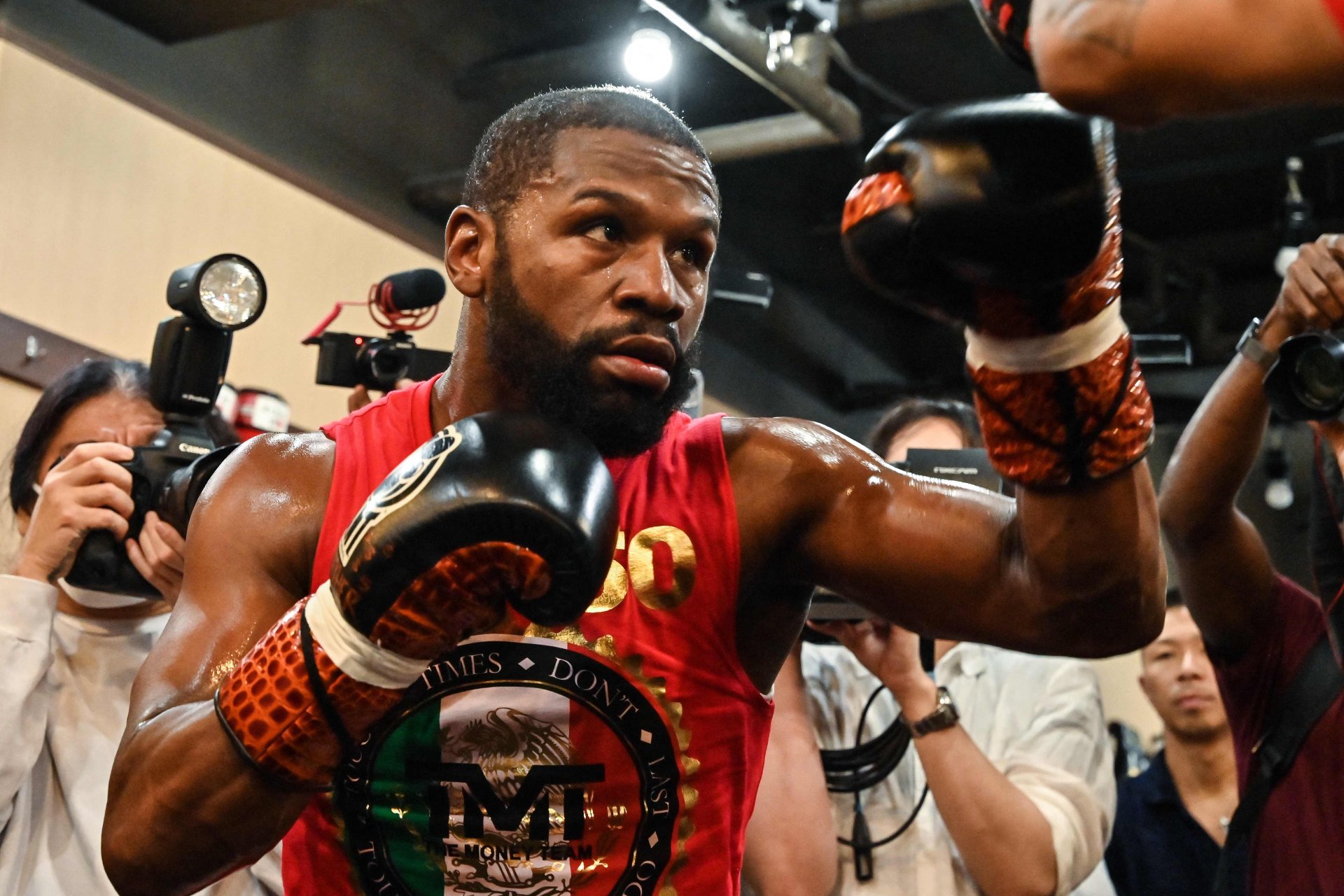 Floyd Mayweather anuncia su regreso al boxeo profesional tras nueve años de retiro