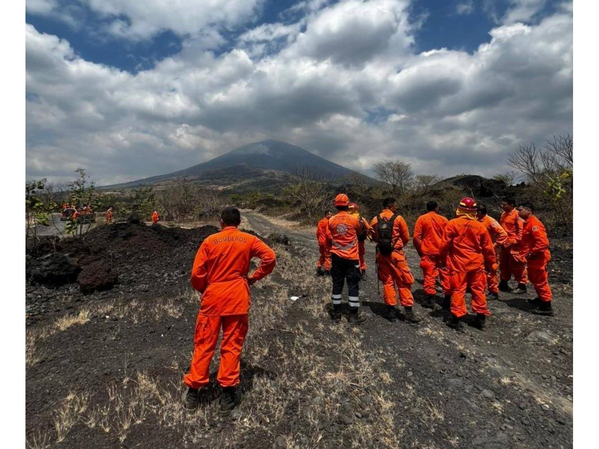 Avanzan labores para controlar incendio forestal en volcán Chaparrastique, San Miguel