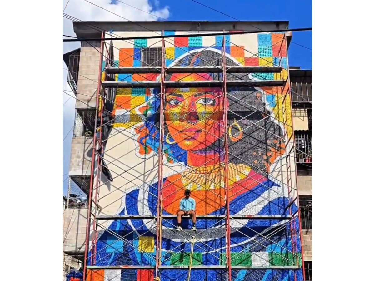 Mural ecológico en Zacamil rinde homenaje a la mujer salvadoreña con arte reciclado
