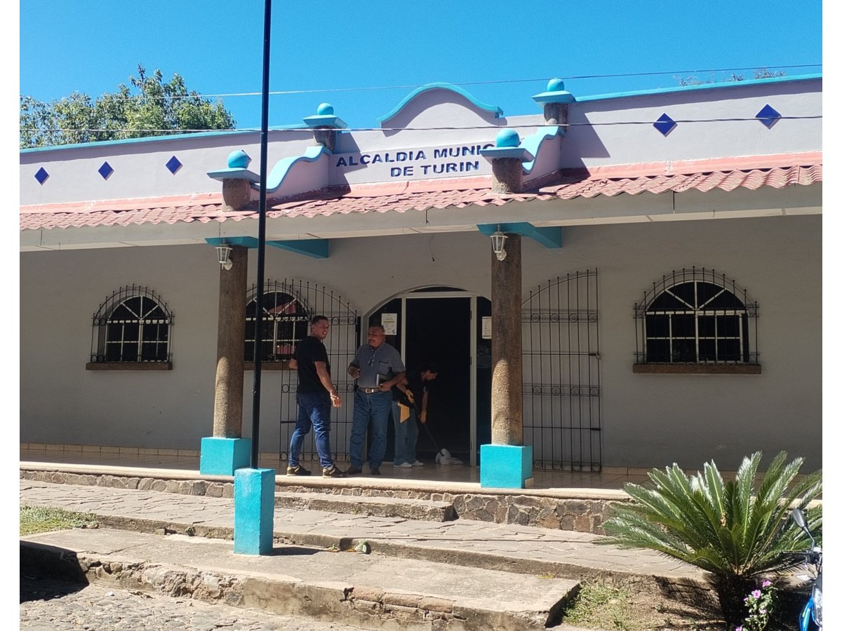 Trabajadores de alcaldía en Ahuachapán Norte exigen pago completo de aguinaldo y horas extras