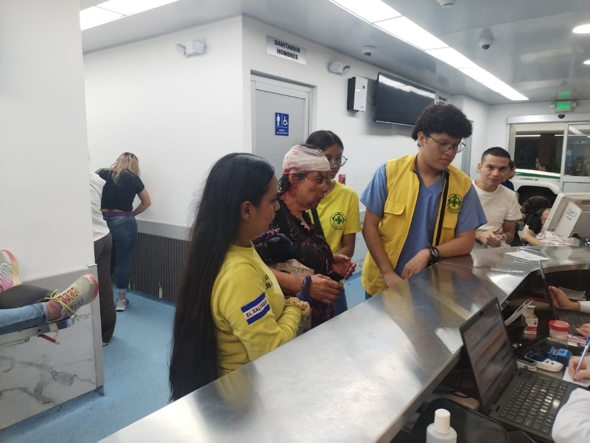 Mujer de 53 años resultó gravemente lesionada tras asalto en San Salvador Centro