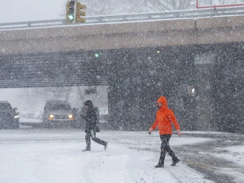 Nueva York declara estado de emergencia y prohíbe circulación por intensa tormenta de nieve