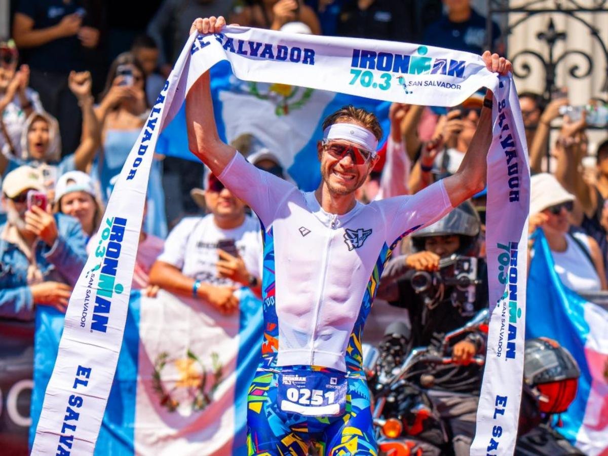 Raúl Tejada conquista el IRONMAN 70.3 San Salvador con triunfo histórico en el Palacio Nacional