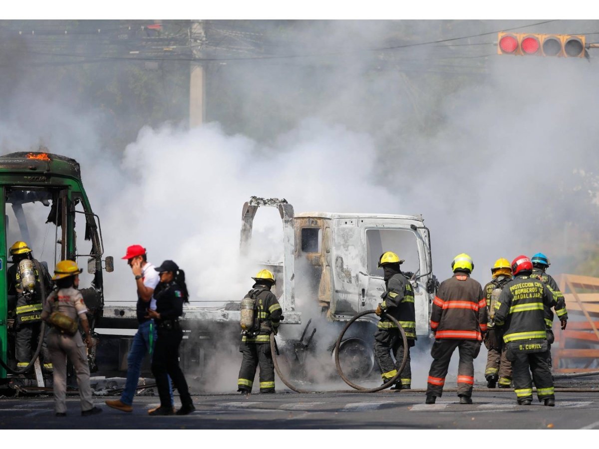 Bloqueos y quema de vehículos en ocho estados de México tras muerte de líder del CJNG
