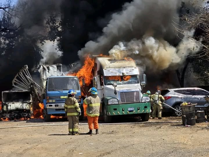 Seis camiones se pierden en incendio controlado en taller automotriz de Santa Ana