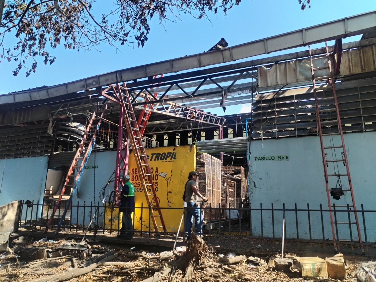Autoridades investigan posible origen provocado de incendios en Megaplaza de Sonsonate