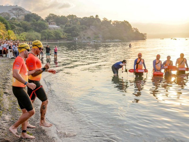 Alberto Carrillo destaca en la natación del IRONMAN 70.3 San Salvador con participación internacional y apoyo local