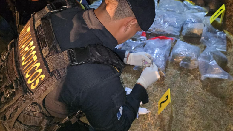PNC localiza bolsas con marihuana, cocaína y crack cerca de la Granja Penal Canadá en Escuintla