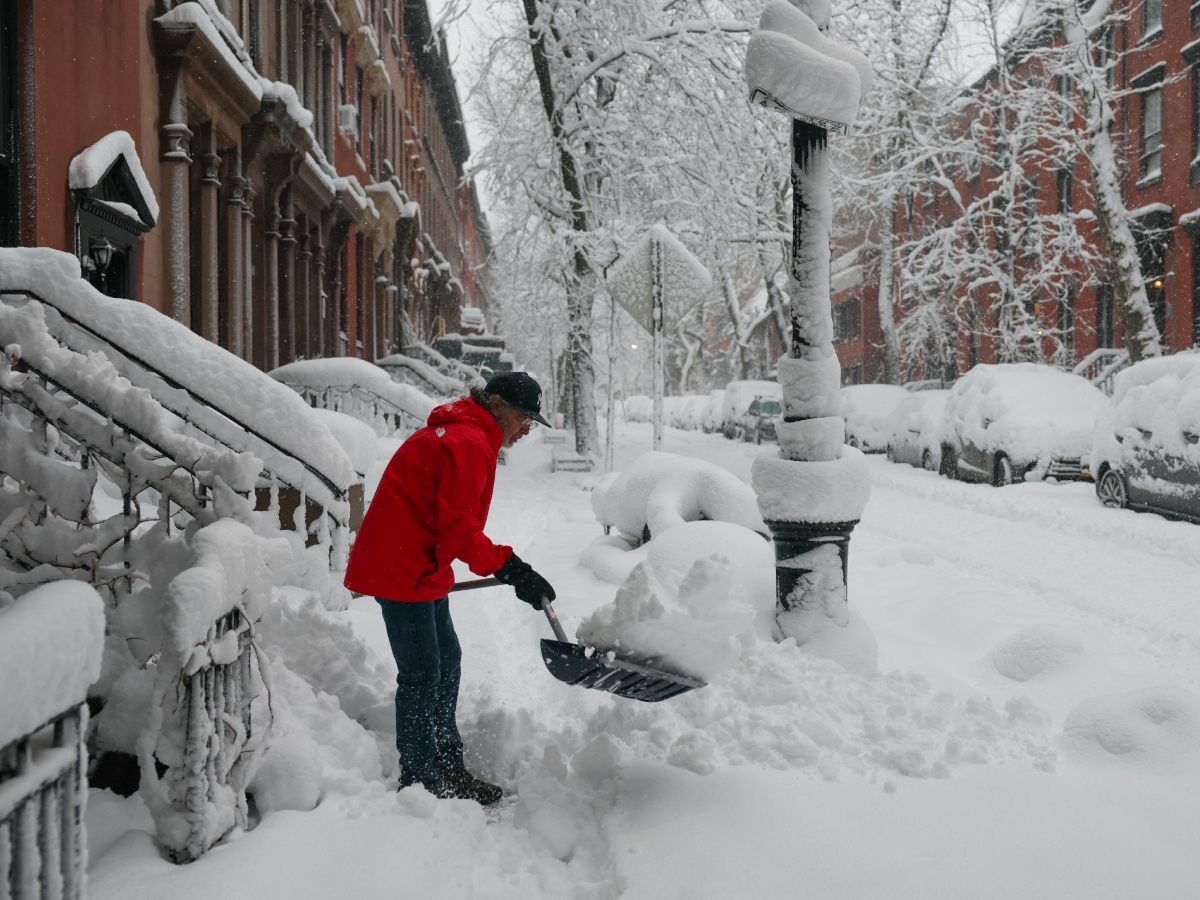 Nueva York enfrenta tormenta invernal histórica: recomendaciones para la comunidad salvadoreña y general