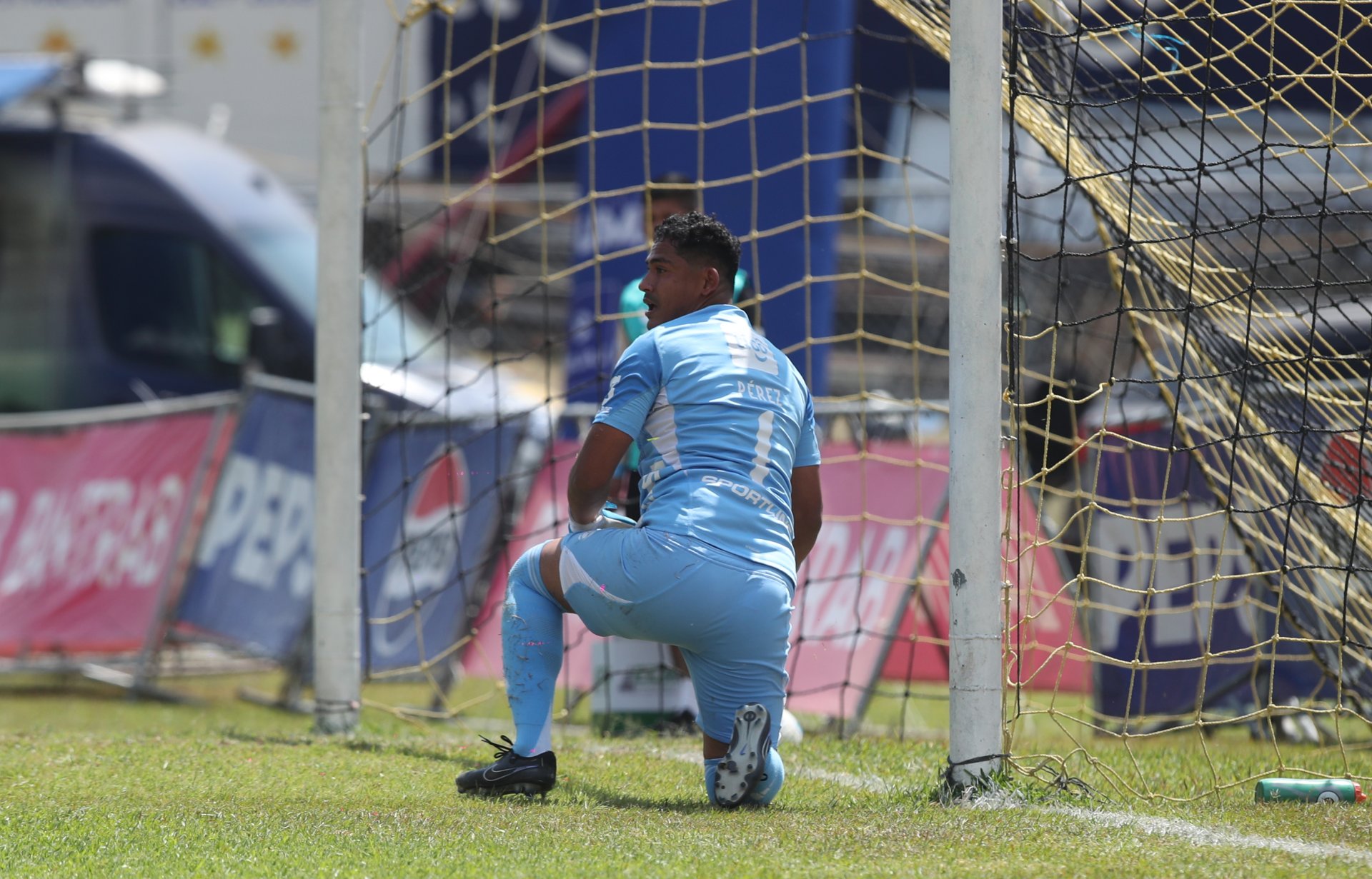 Incidente de Fredy Pérez con la afición tras la derrota de Comunicaciones en el estadio Guillermo Slowing