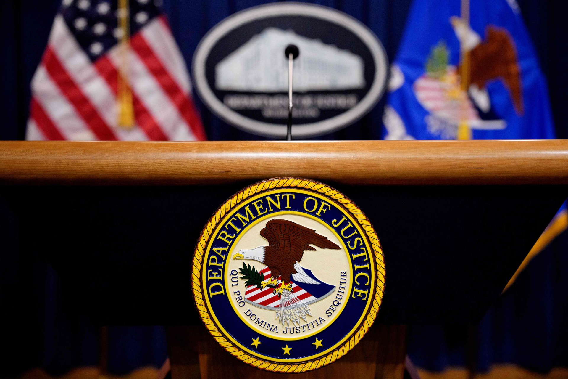 Exsupervisor de la DEA investigado por facilitar 119 visas a familiares de narcotraficantes con apoyo interno