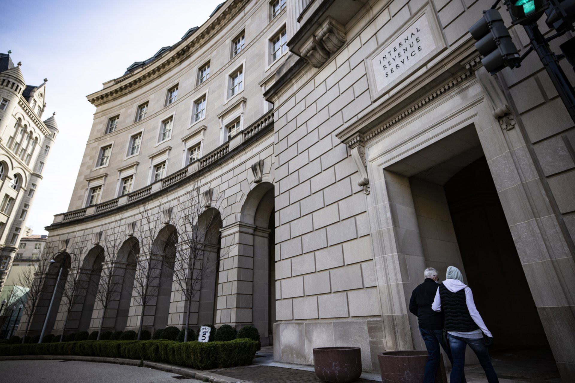 Cuestionan el poder de Trump para demandar al IRS en caso millonario por filtración de datos fiscales