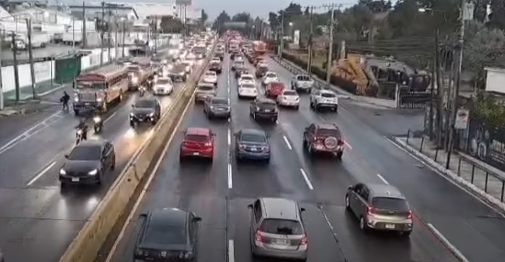 Lloviznas y accidentes generan congestión vehicular en Ciudad de Guatemala este lunes