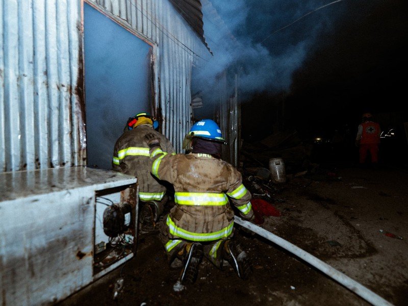 Incendio activo en el bulevar del Ejército provoca evacuaciones y tráfico en San Salvador