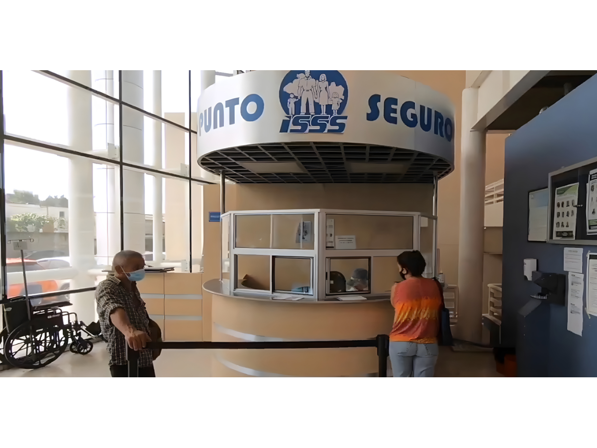 ISSS y Autoridad del Centro Histórico impulsan digitalización de trámites con apoyo del MINEC