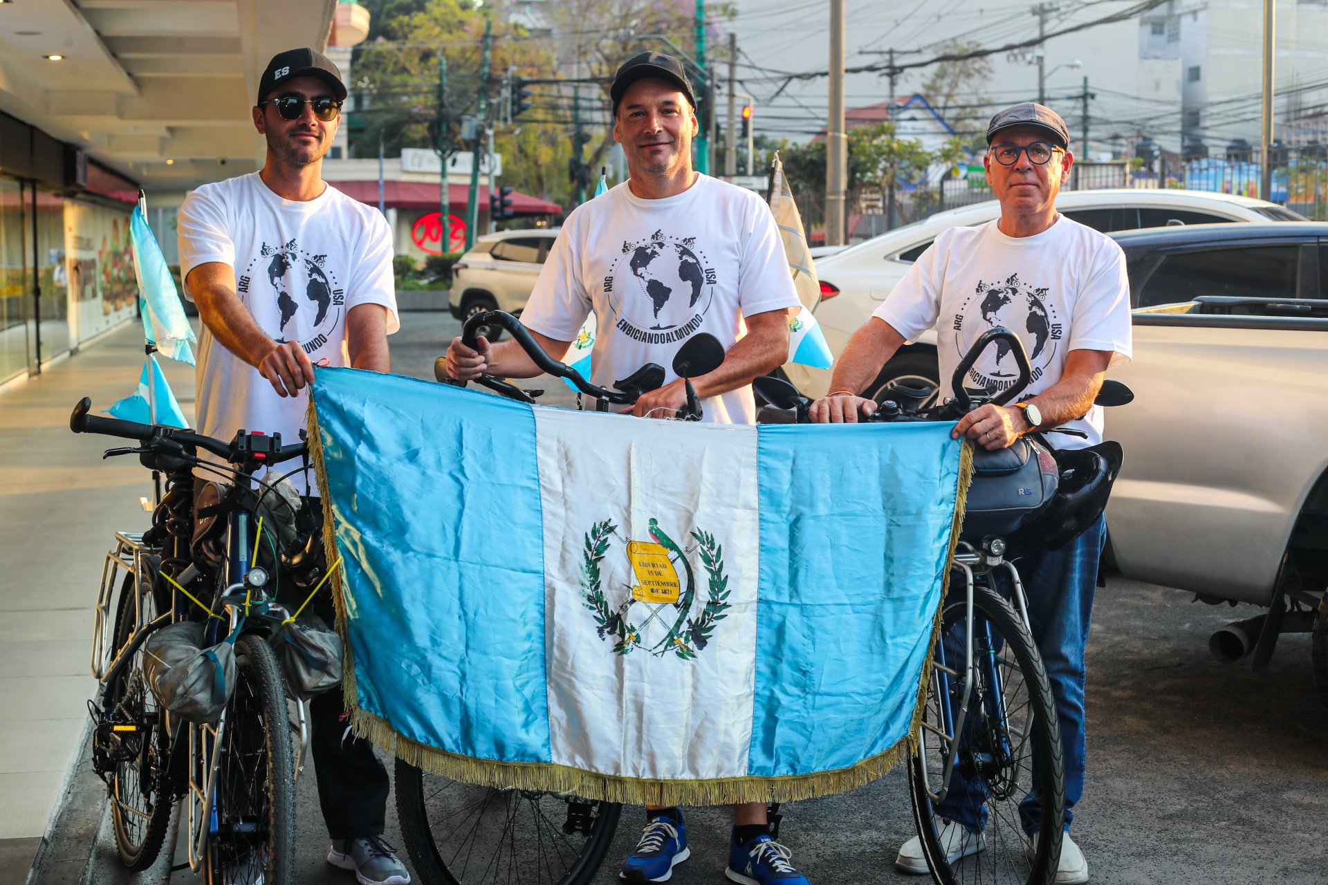 De Argentina a Guatemala en bicicleta: tres amigos recorren 17 países rumbo al Mundial 2026