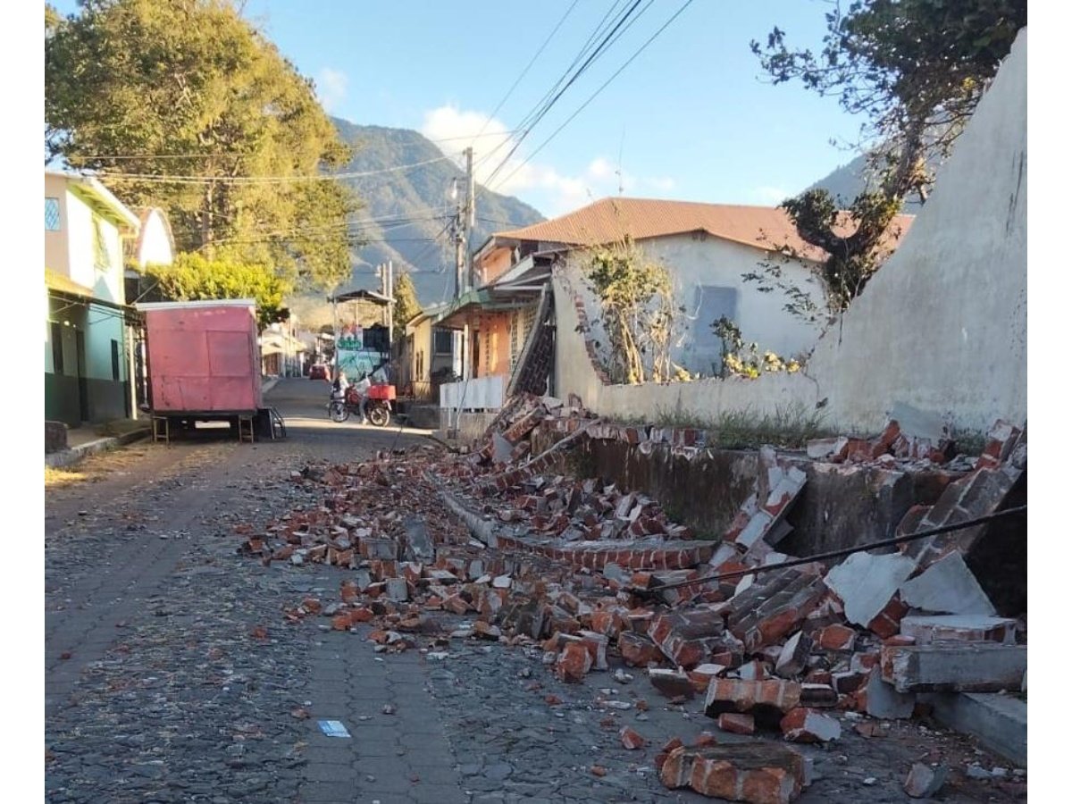 Fuertes vientos provocan daños en viviendas y caída de árboles en Sonsonate y Ahuachapán