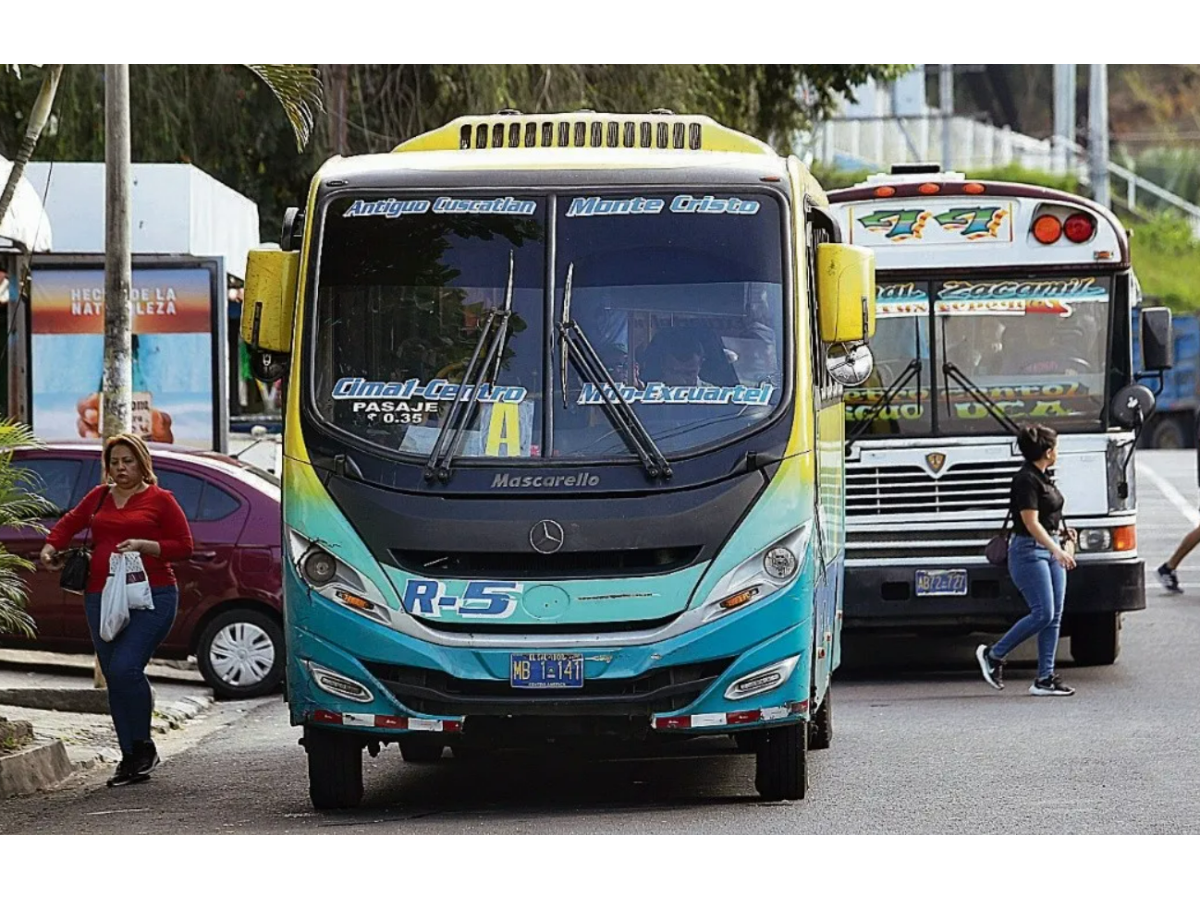 Consorcio de transporte público propone ampliar concesiones a 20 años para renovar flota en El Salvador