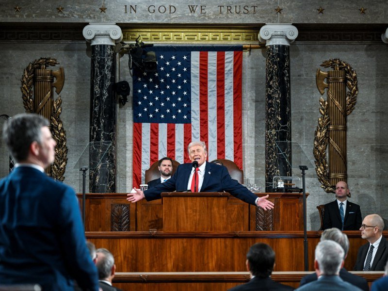 Trump enfoca su discurso en inmigración, economía e Irán en el Capitolio amid polarización política