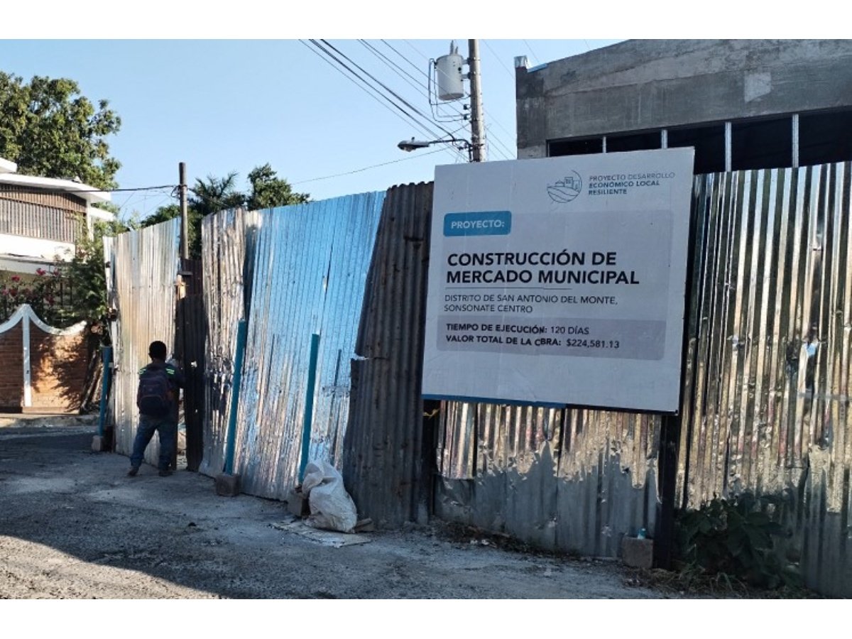 DOM acumula 15 meses de retraso en la finalización del mercado municipal de San Antonio del Monte
