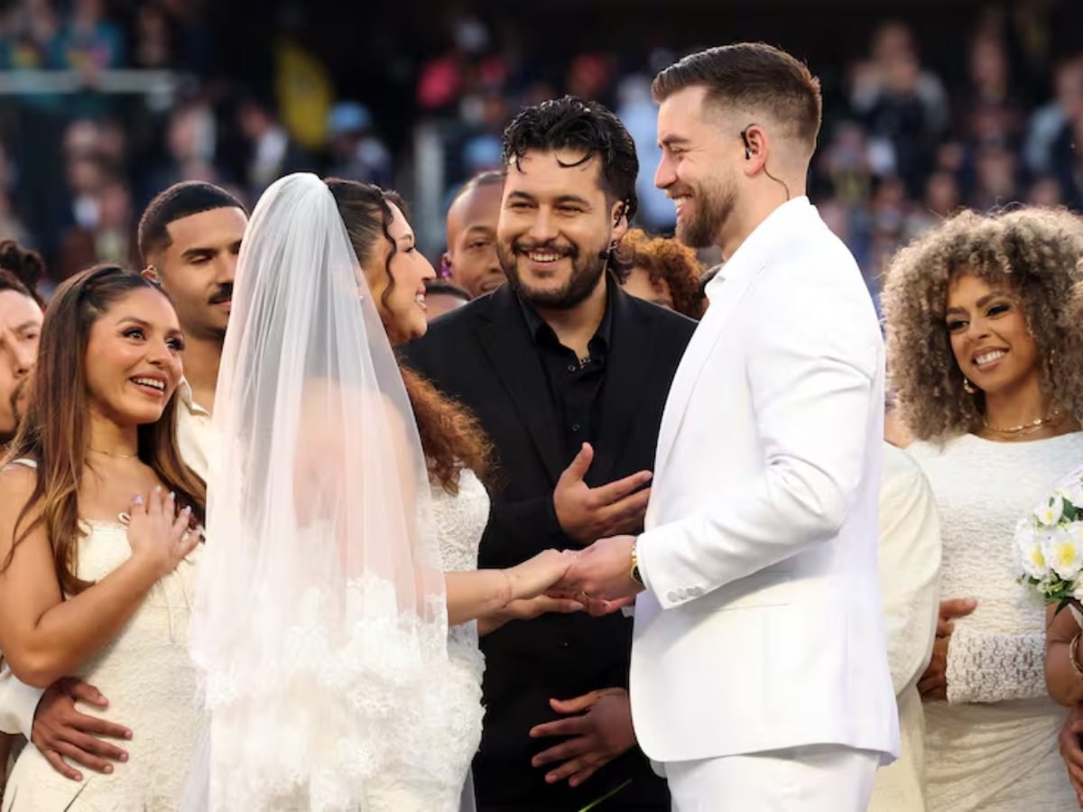 Pareja de enfermeros se casa durante espectáculo de medio tiempo del Super Bowl LX con Bad Bunny como testigo