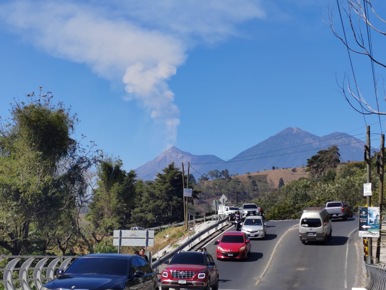 Volcán de Fuego presenta explosiones más violentas por aumento de presión interna, informa Insivumeh