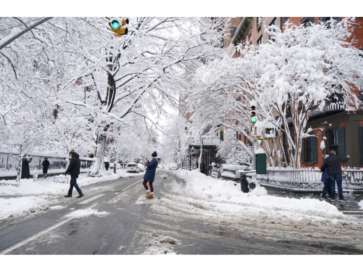Noreste de EE. UU. enfrenta nueva tormenta tipo “clipper” mientras continúan labores para retirar nieve histórica