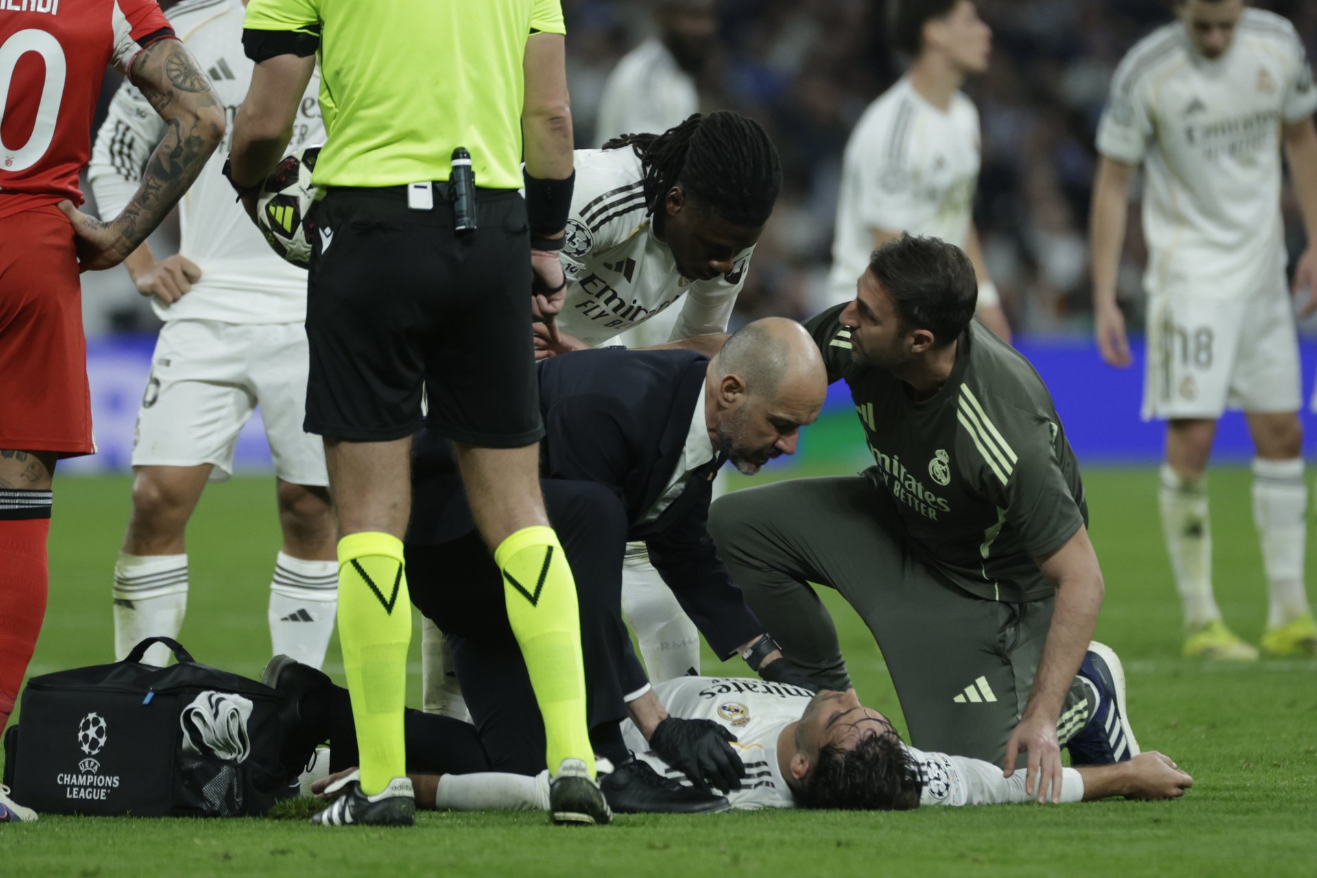 Real Madrid avanza a octavos de Champions con victoria ante Benfica y preocupación por lesión de Raúl Asencio