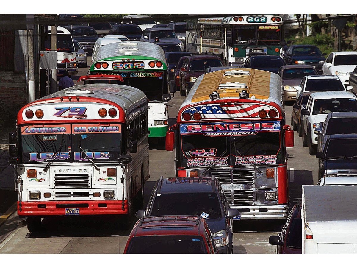 Especialistas coinciden en que mejorar el transporte público es clave para reducir el tráfico en El Salvador Especialistas coinciden en que mejorar el transporte público es clave para reducir el tráfico en El Salvador