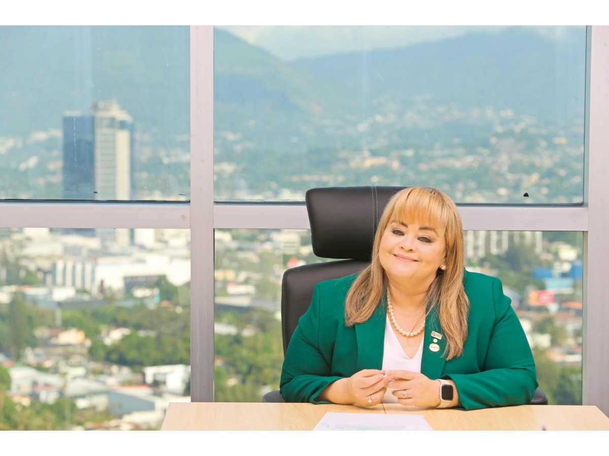 Leticia Escobar asume su tercer mandato como presidenta de Camarasal con una junta directiva paritaria