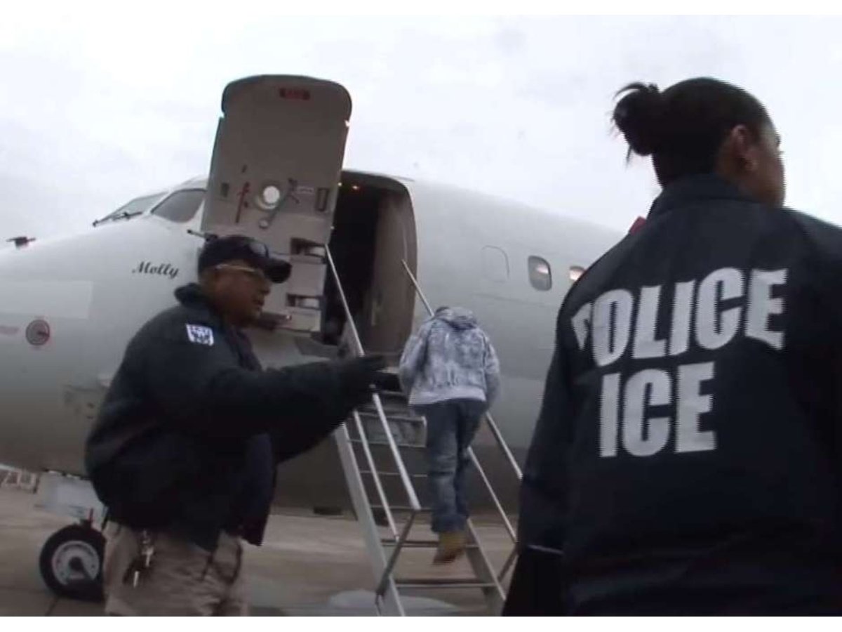 Incremento de vuelos de deportación hacia El Salvador en el primer año del segundo mandato de Trump