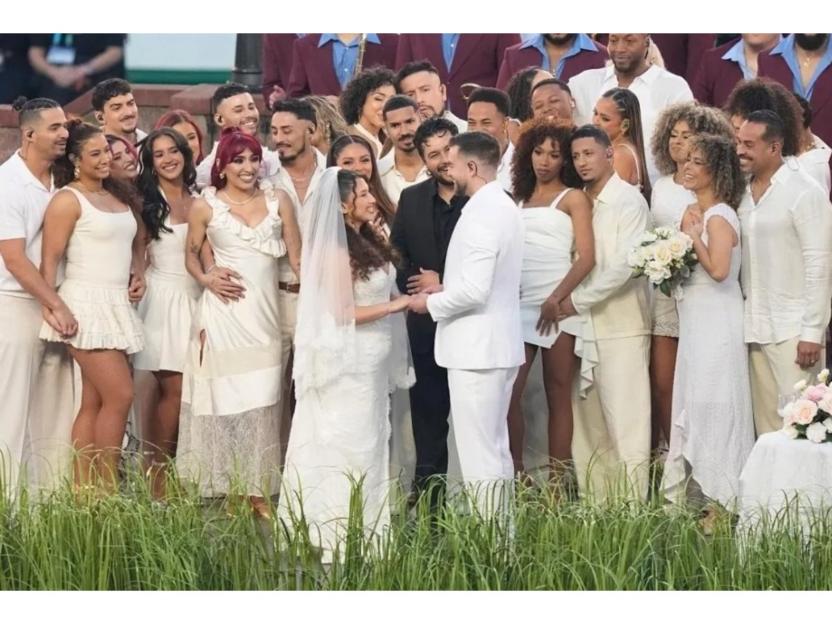 Enfermeros de Los Ángeles se casan en el Super Bowl con Bad Bunny como testigo