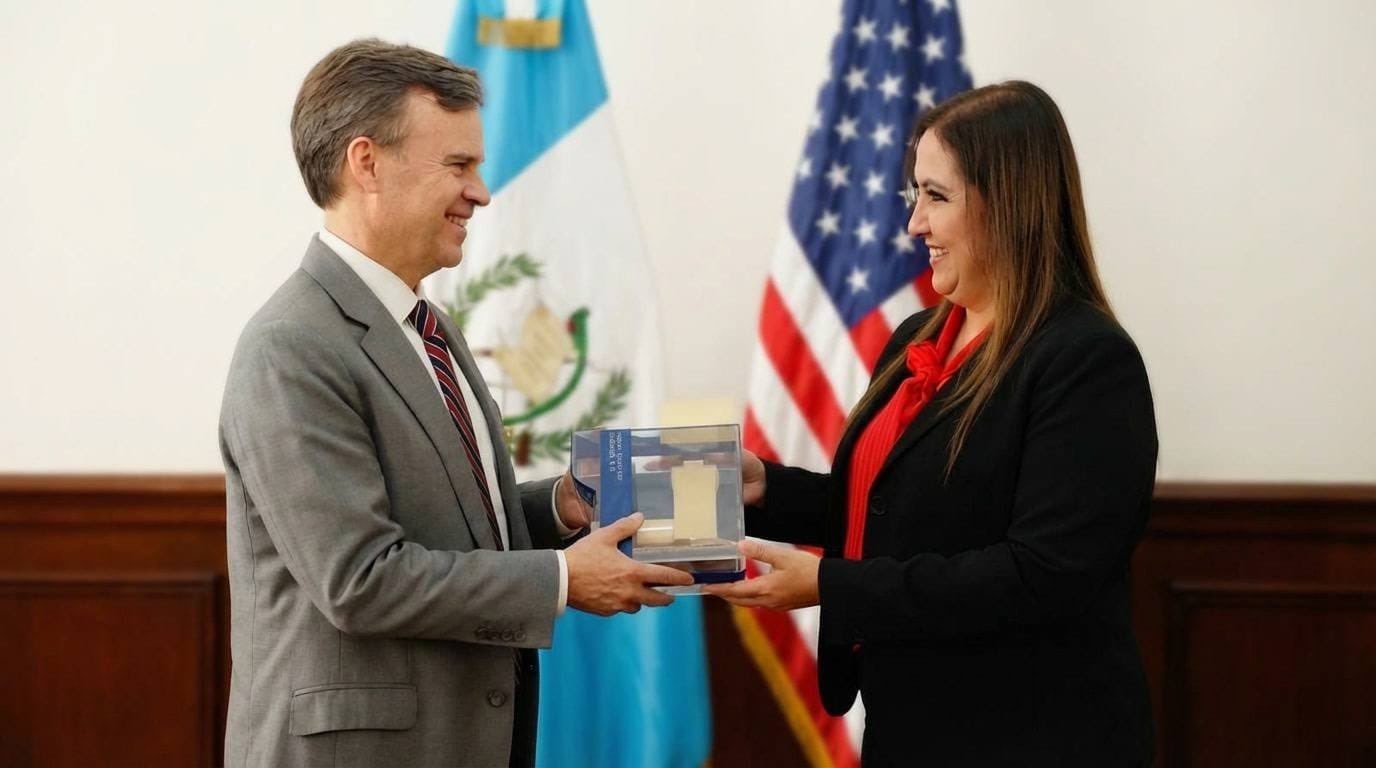 Diálogo entre diplomático estadounidense y presidenta de la CSJ aborda seguridad hemisférica y narcotráfico