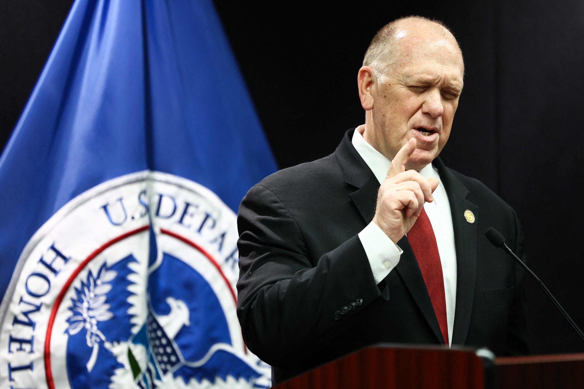 Tom Homan cuestiona postura del Papa León XIV sobre deportaciones en EE. UU.