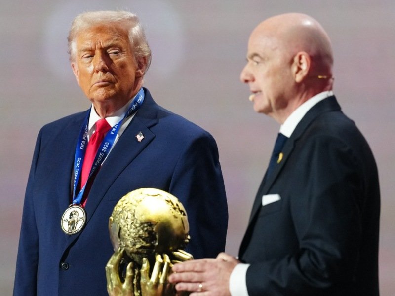 Donald Trump felicita a Gianni Infantino por una década al frente de la FIFA