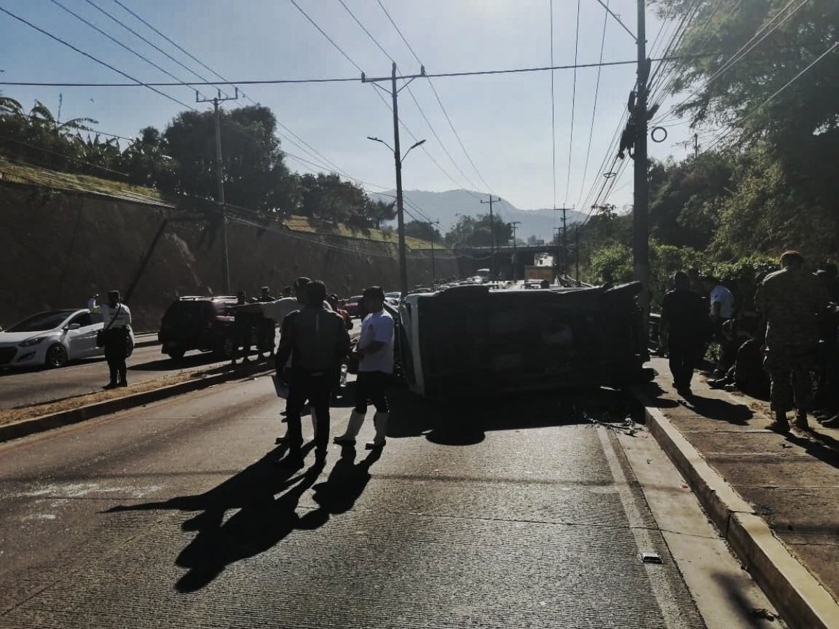 Triple accidente en bulevar del Ejército provoca cierre parcial y deja tres lesionados