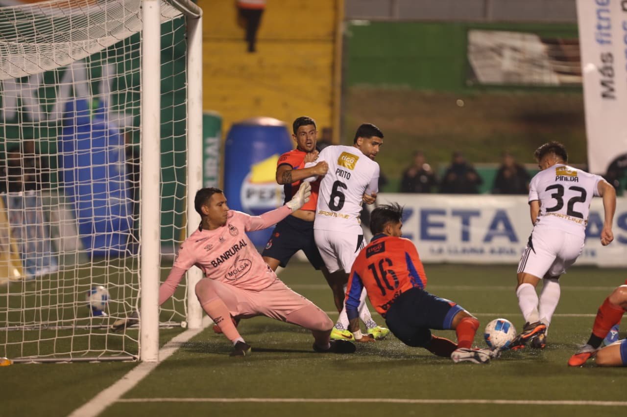 Wilson Pineda impulsa el triunfo de Comunicaciones sobre Municipal en el Clásico 336