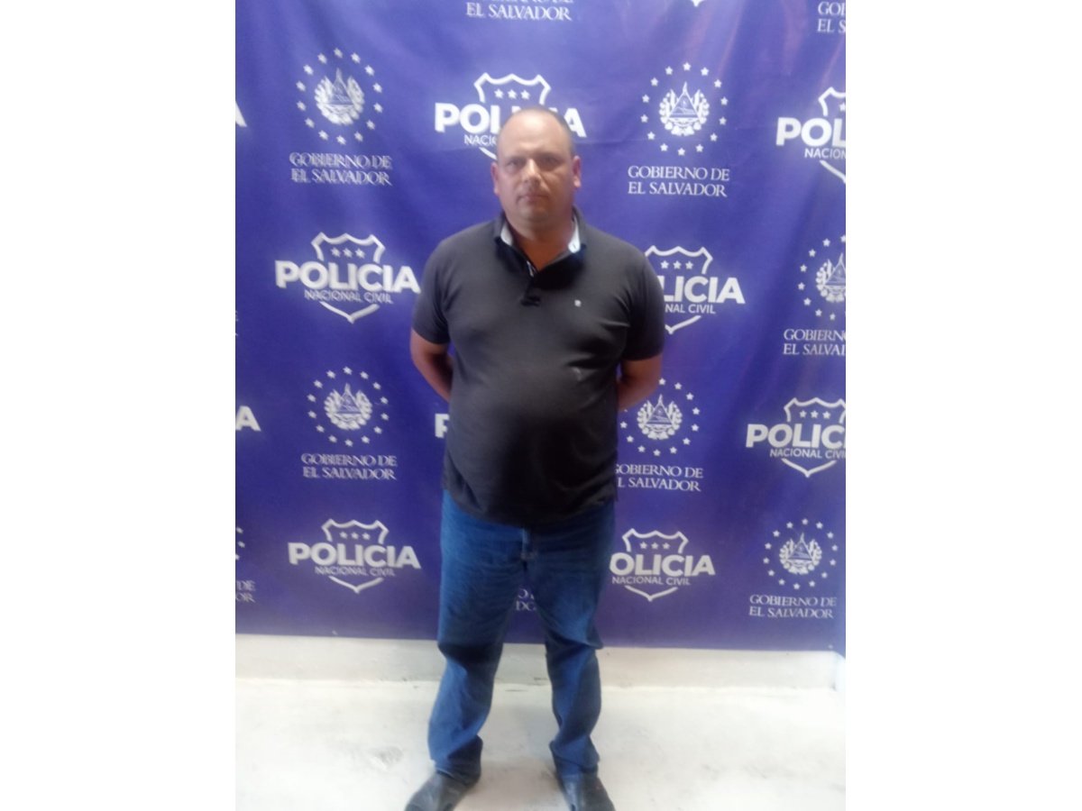 Agente de la PNC detenido en El Salvador por tráfico ilícito de personas y enfrenta proceso judicial
