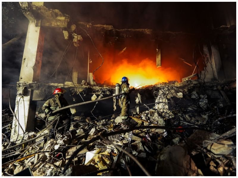 Incendio en ex Hotel Alameda moviliza a bomberos y activa protocolos de emergencia en San Salvador
